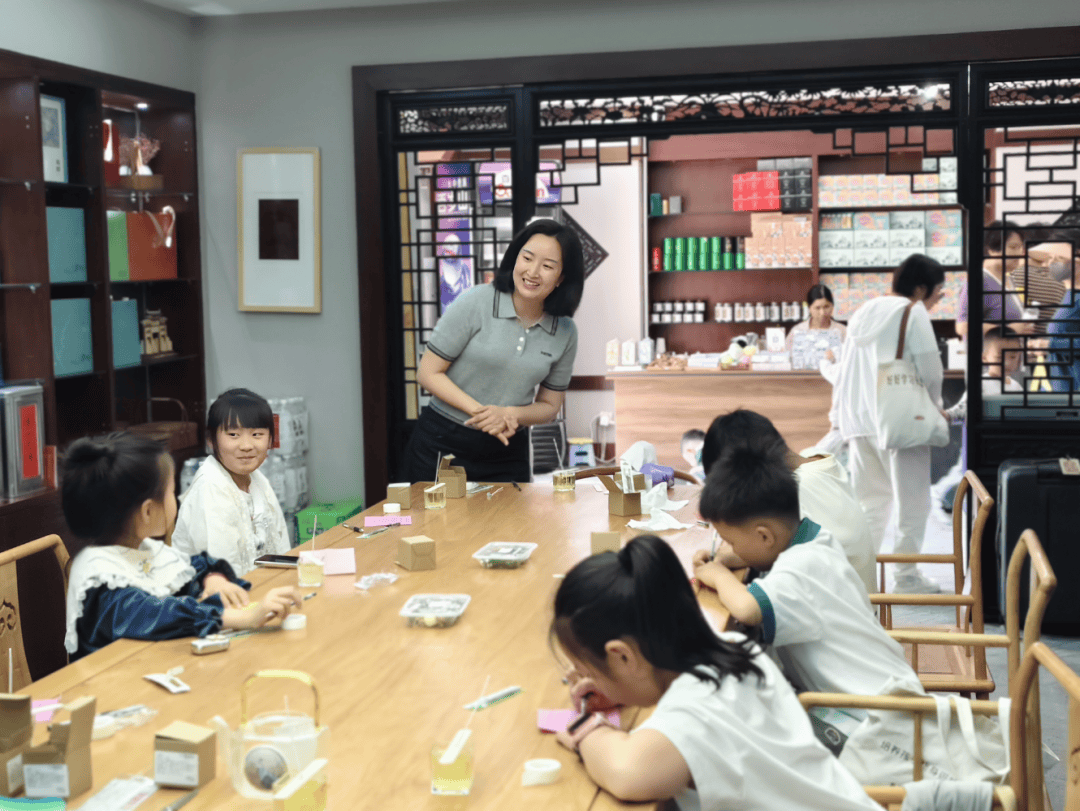 举办“以香传情·手作感恩”母亲节主题社教活动mg不朽情缘网站以传统工艺致敬母爱—
