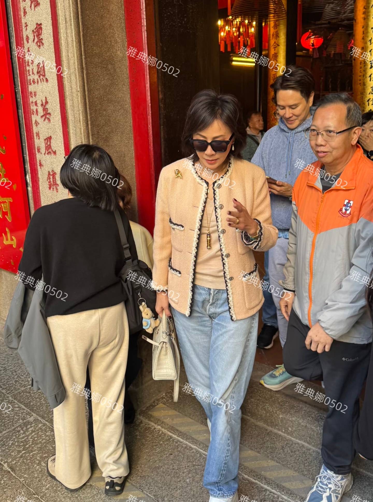 她一身行头价值近百万不仅年轻还贵气十足不朽情缘登录入口香港文武庙偶遇刘嘉玲(图2)